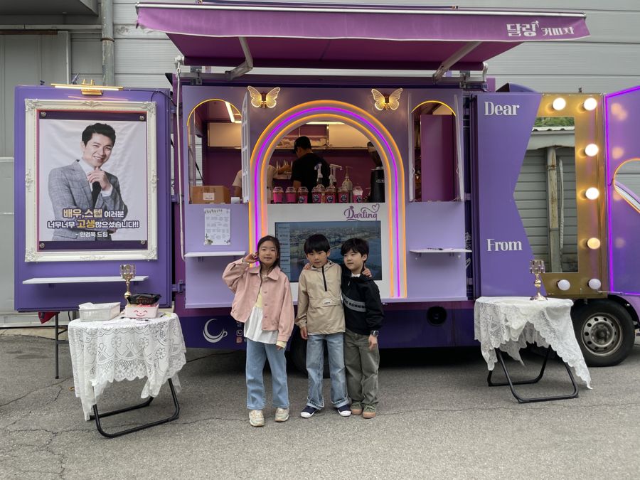드라마 촬영장의 롤비 아역 배우들