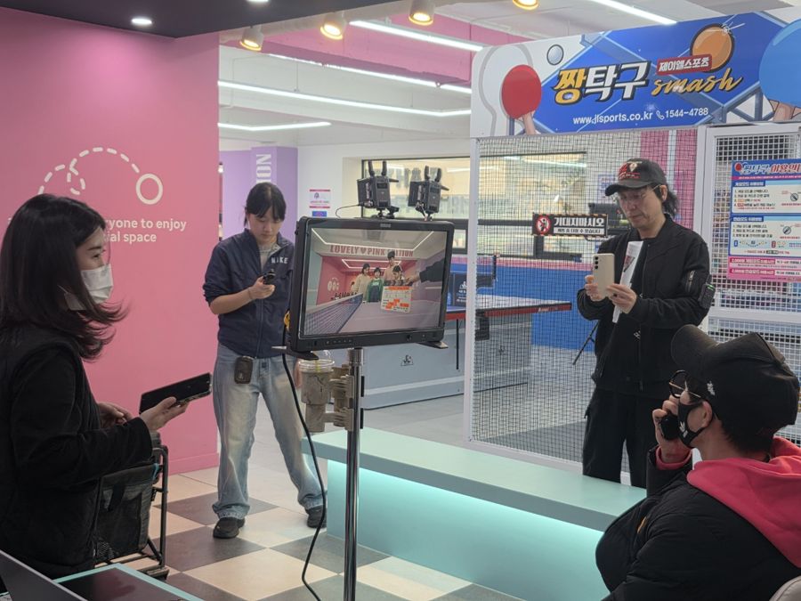 카메라 앞에서 연기 중인 아역 배우